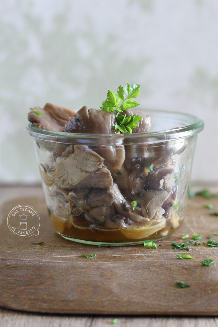 funghi con aglio e prezzemolo cotti in vasetto al microonde in vasocottura