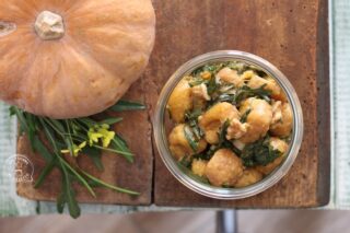 gnocchi fatti con la zucca conditi con rucola e noci cotti nel vasetto al microonde con la tecnica della vasocottura