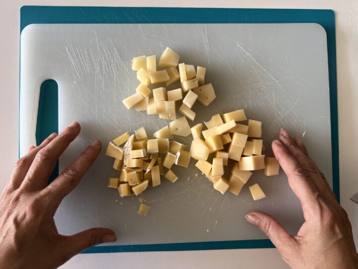 formaggi tagliati a cubetti per riempire gli arancini