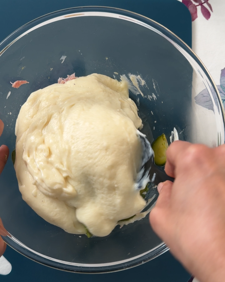 besciamella mescolata a prosciutto e zucchine per fare la pasta
