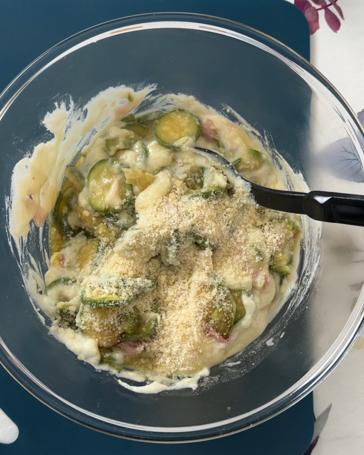 zucchine con prosciutto e formaggio per fare la pasta al forno