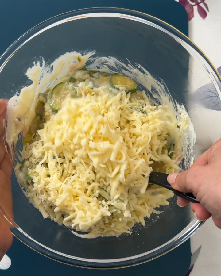 mescolare il formaggio con la besciamella e il prosciutto
