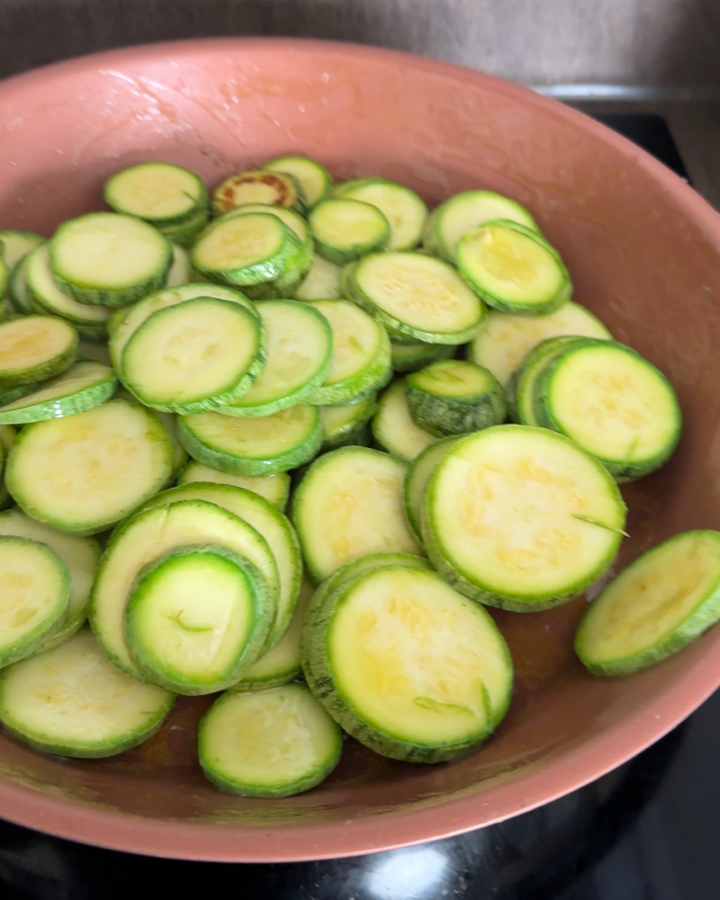 fette di zucchine ripassate in padella per fare la pasta al forno