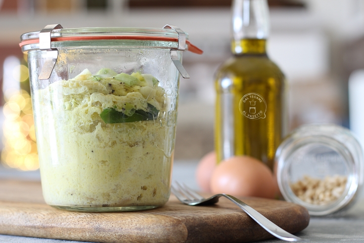 frittata con uova e cipolle nel vasetto cotta in microonde con la tecnica della vasocottura