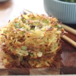 frittelle di patate giapponesi croccanti e con patate grattugiate, cipollotti e farina di riso, senza uova
