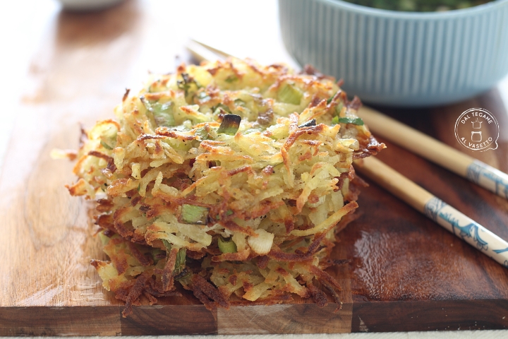 frittelle di patate giapponesi croccanti e con patate grattugiate, cipollotti e farina di riso, senza uova