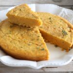 focaccia simile alla farinata con farina di ceci e carote grattugiate cotta in microonde