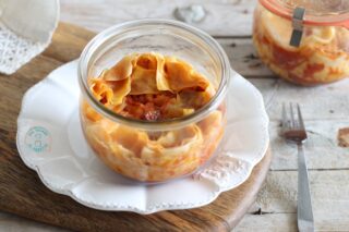 sfoglie di lasagne amatriciana con pomodoro pancetta e pecorino cotte in vasetto con la tecnica della vasocottura