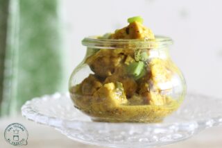bocconcini i tempeh con curry latte di cocco e cipollotto cotti in vasetto nel microonde in vasocottura