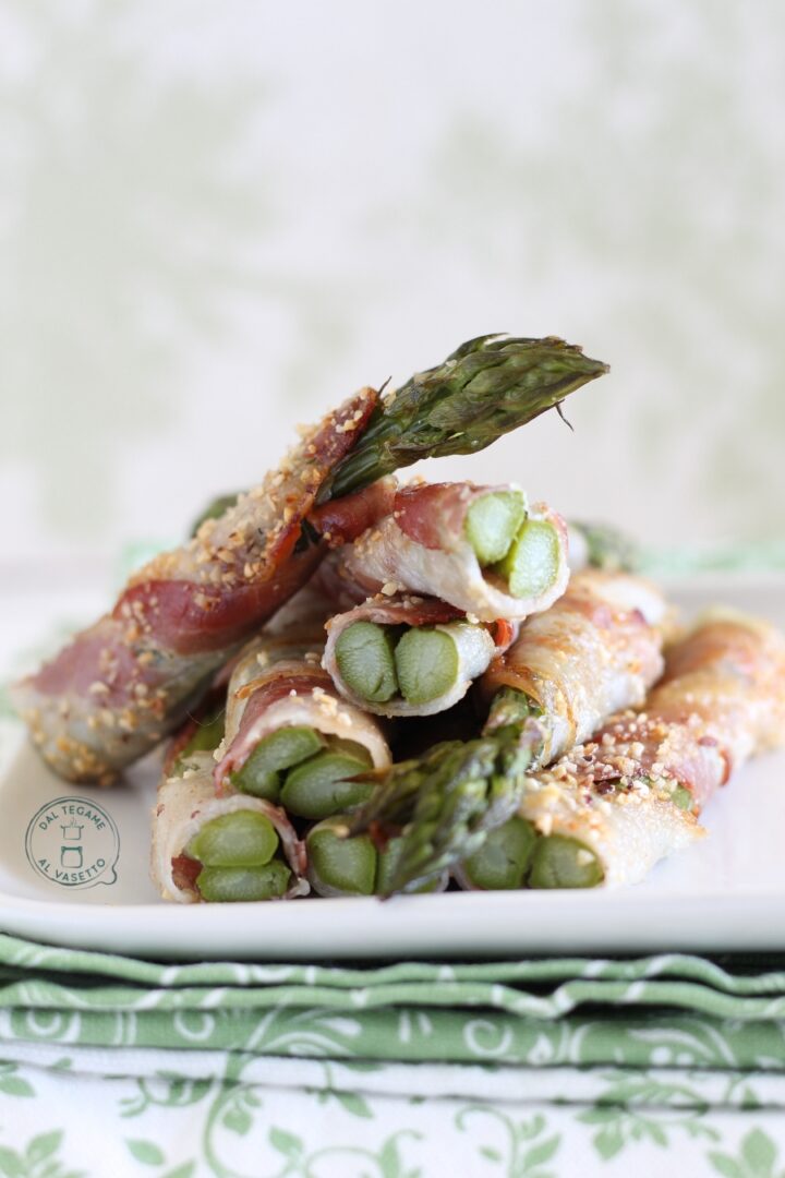 asparagi interi avvolti con bacon granella di nocciole e cotti nel microonde