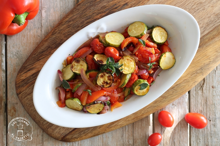 mix di verdure con zucchine peperoni e cipolla cotte nella friggitrice ad aria