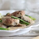 polpette fatte con funghi su crema di fagioli cannellini e cipollotti rosolati