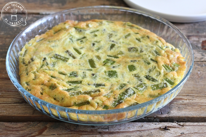 teglia con frittata a base di uova e asparagi cotta in microonde