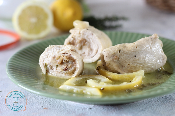 fettine di petto di pollo sottili farcite a involtino con fette di limone e cotte in vasetto al microonde