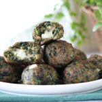 polpette di carne cotte nella friggitrice ad aria con spinaci e formaggio