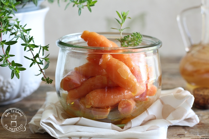 carote cotte in vasetto al microonde con olio, zucchero e sale