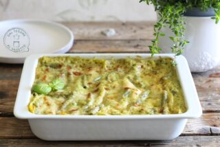 Teglia di lasagne con besciamella e pesto cotte nel microonde