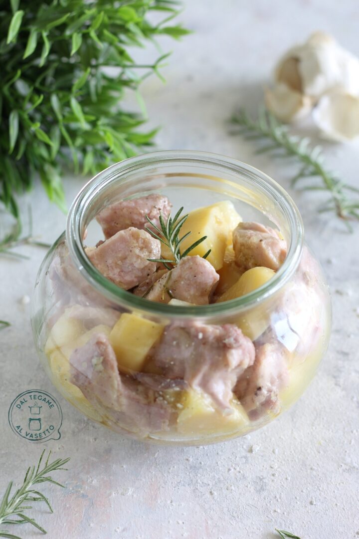 pezzi di pollo con patate nel vasetto cotti in vasocottura al microonde