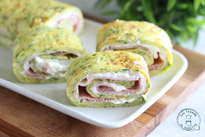 frittata di zucchine farcita con formaggio spalmabile e prosciutto e poi arrotolata