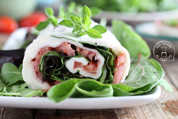 rotolo farcito di mozzarella con pomodoro lattuga e prosciutto con la sfoglia di mozzarella fatta al microonde