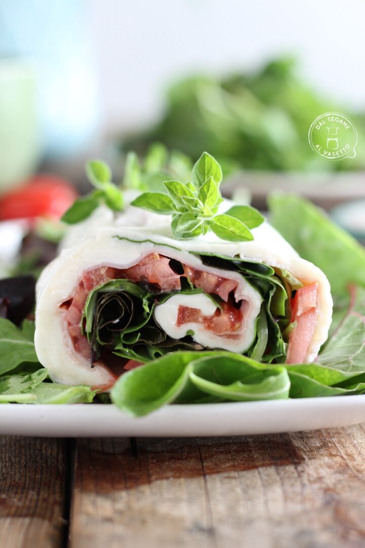 rotolo farcito di mozzarella con pomodoro lattuga e prosciutto con la sfoglia di mozzarella fatta al microonde