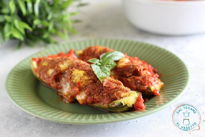 zucchine farcite con pane prosciutto e formaggio cotte nel microonde con salsa di pomodoro