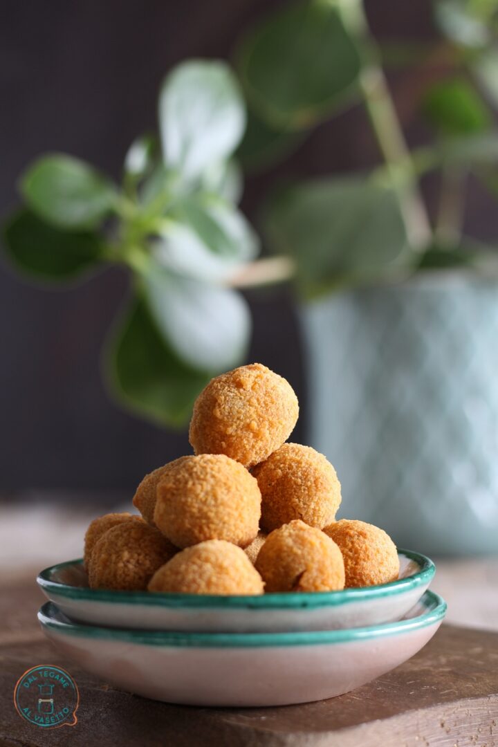 Olive ripiene impanate e fritte nella friggitrice ad aria