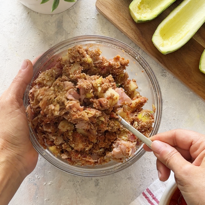 ripieno con pane di segale, prosciutto e formaggio per fare le zucchine ripiene nel microonde