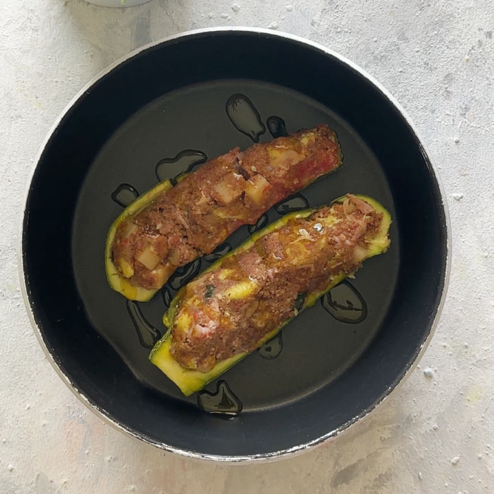 zucchine ripiene in bianco nella teglia per microonde