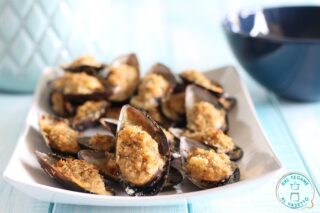 cozze a metà ripiene con pangrattato e aromi e gratinate nella friggitrice ad aria