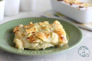 piatto di lasagne con besciamella e zucchine cotte nel microonde