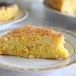 fetta di torta con arance frullate nell'impasto cotta nel microonde