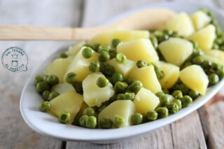 Piatto di patate e piselli a vapore cotti nella multicooker o instant pot