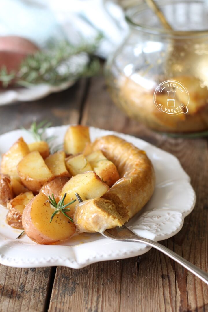 Salsiccia vegana e patate in vasocottura