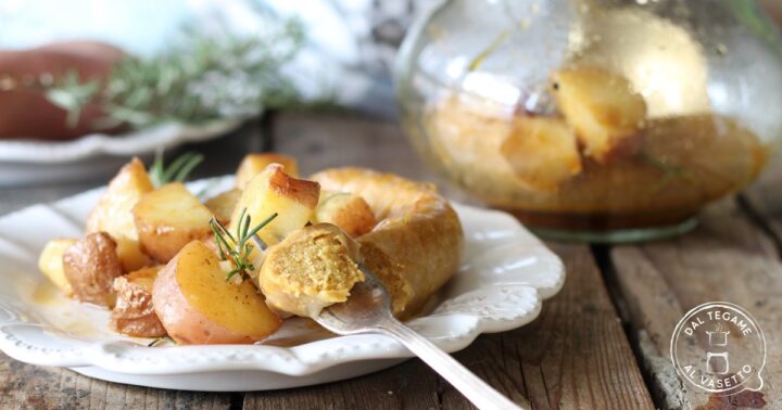 Salsiccia vegana e patate in vasocottura