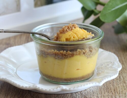 Dolce con crema e biscotti in vasocottura