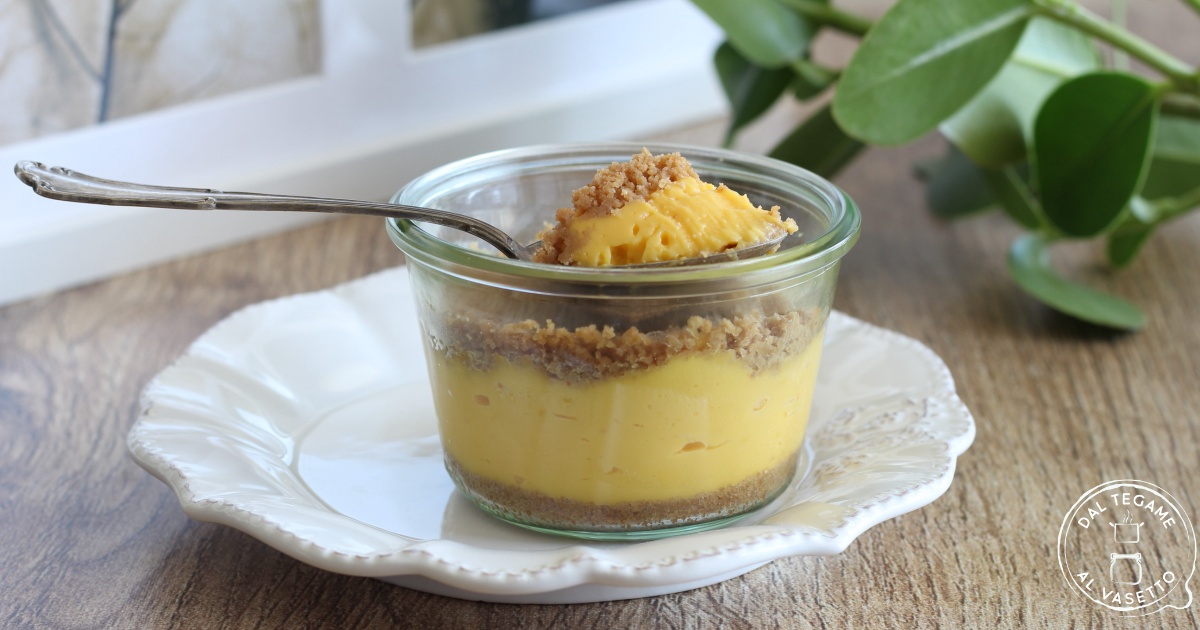 Dolce con crema e biscotti in vasocottura