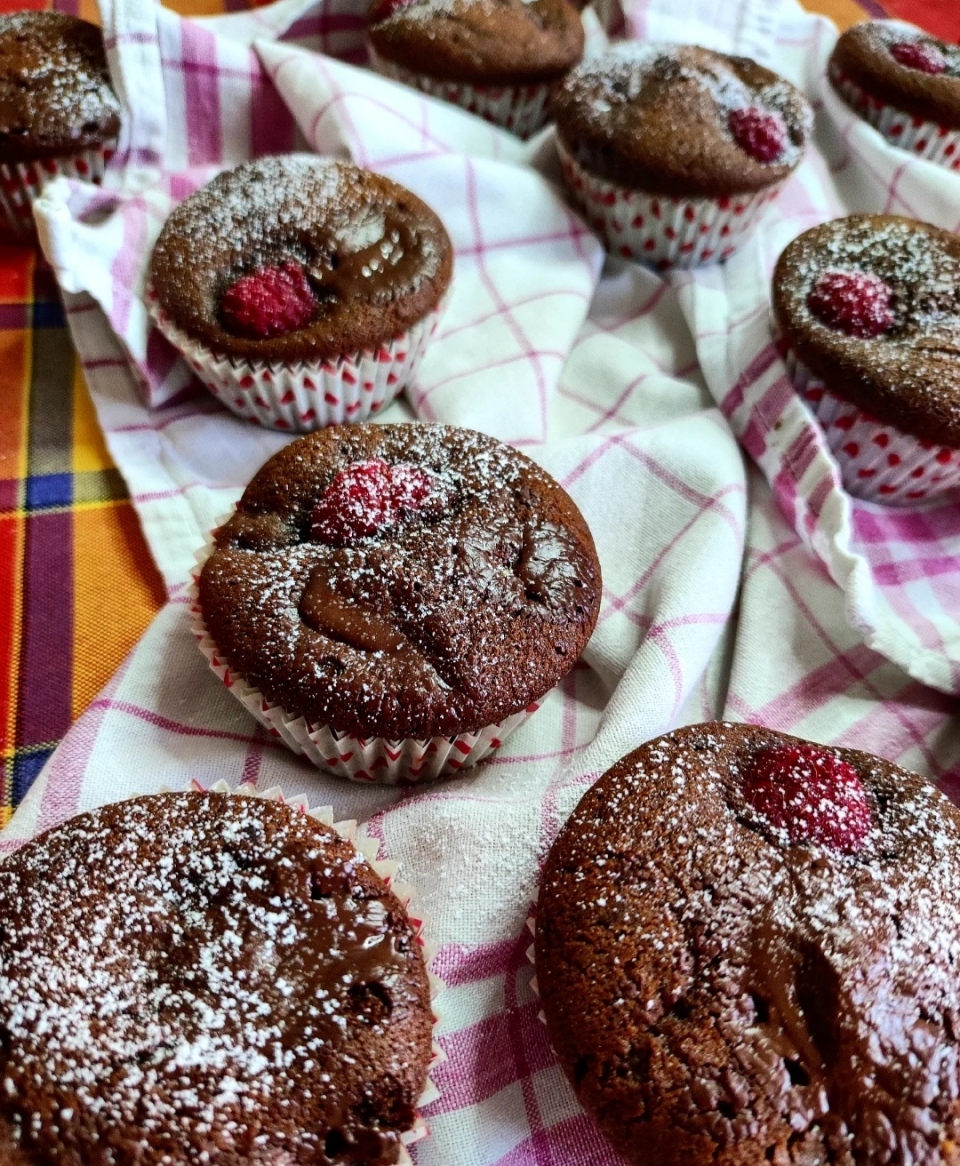 Muffin al doppio cioccolato e lamponi