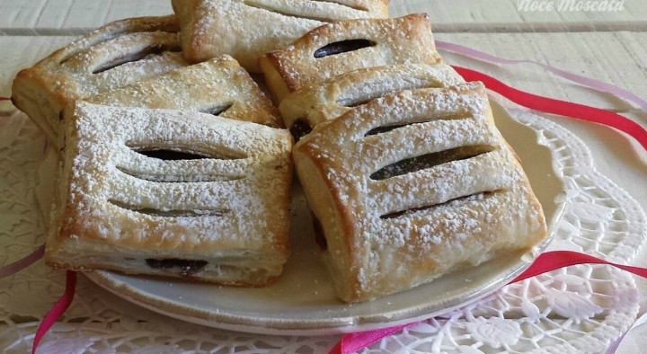 Fagottini di sfoglia al cioccolato Fagottini di sfoglia al cioccolato