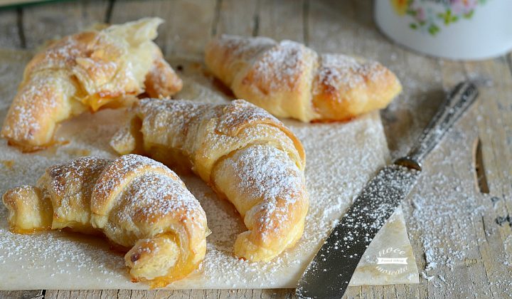 Cornetti alla mela e confettura di albicocche Cornetti alla mela e confettura di albicocche