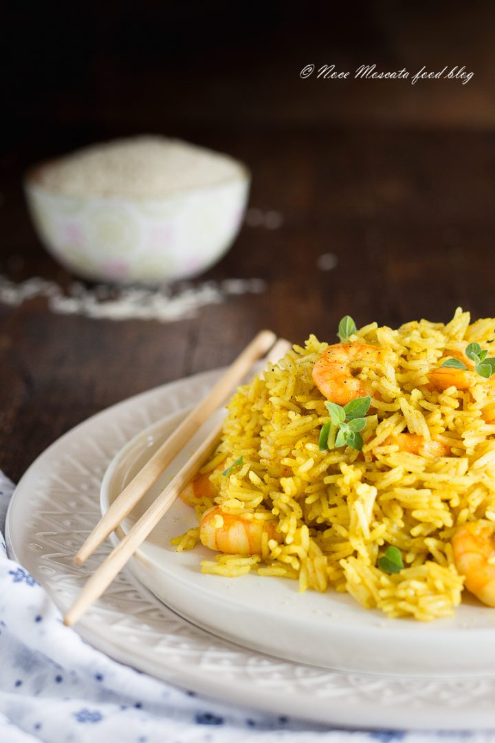 Riso basmati al curry con gamberi, pronto in pochi minuti