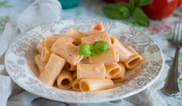 Pasta con crema di ricotta e pomodoro fresco Pasta con crema di ricotta e pomodoro fresco