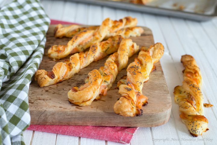 Torcetti di sfoglia con salmone e stracchino