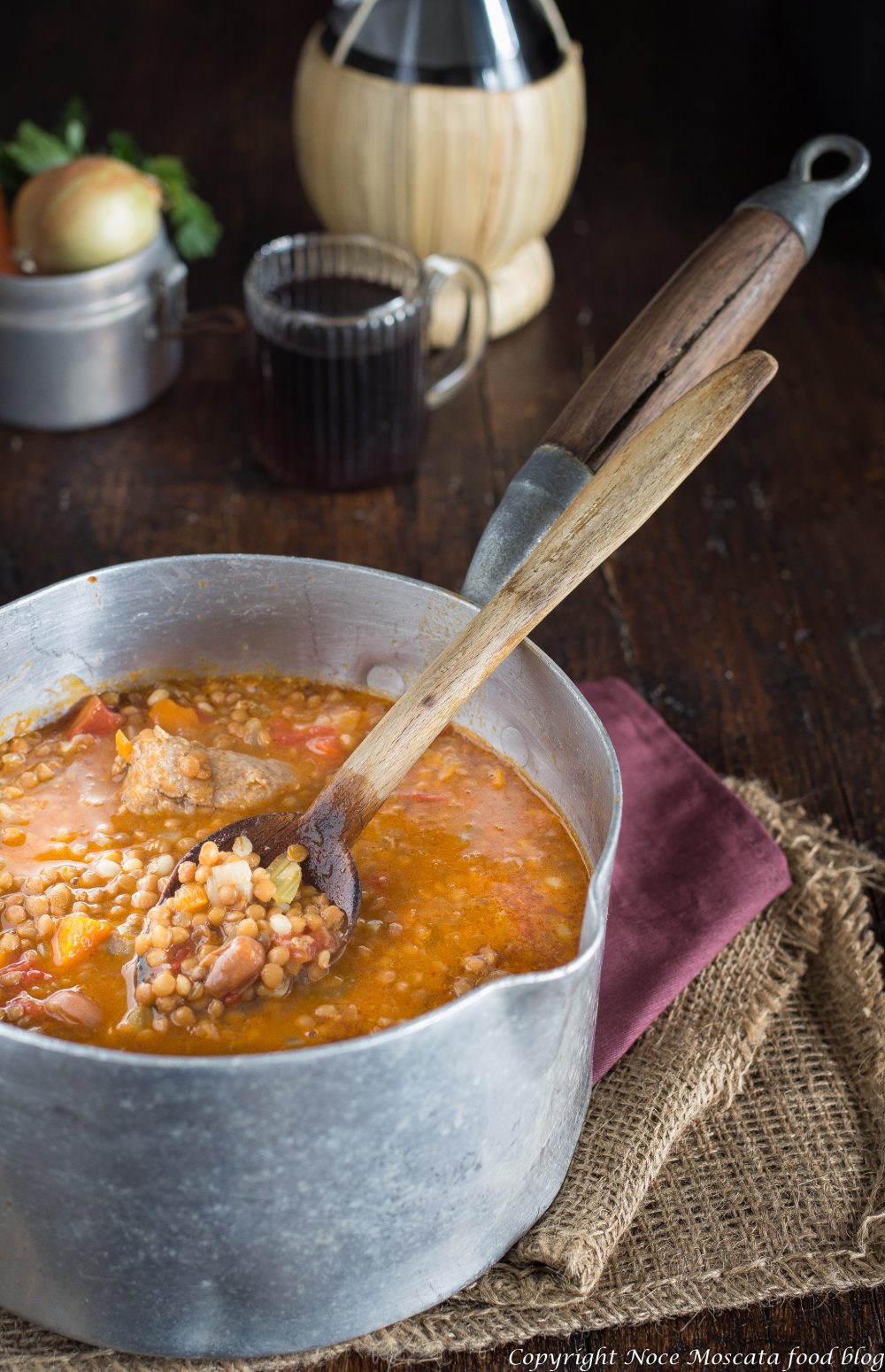 Lenticchie e fagioli in umido con salsicce e cereali