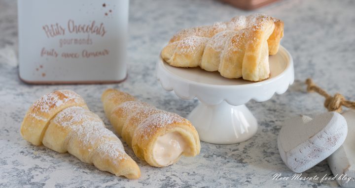 Cannoli con crema di ricotta e confettura di albicocca pellecchiella Cannoli con crema di ricotta e confettura di albicocca pellecchiella