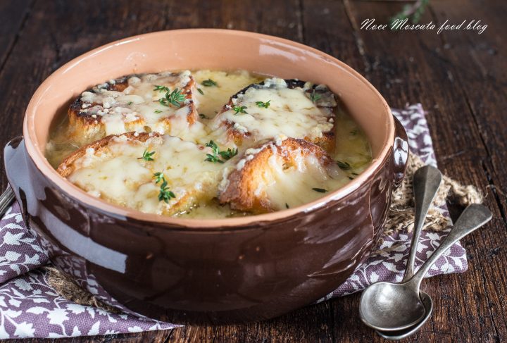 Zuppa di cipolle francese (la soupe à l'oignon)
