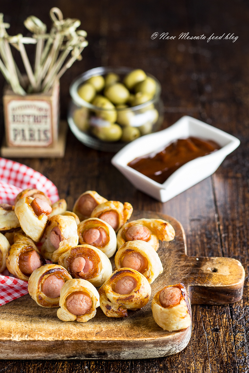Rustici con wurstel e salsa barbecue