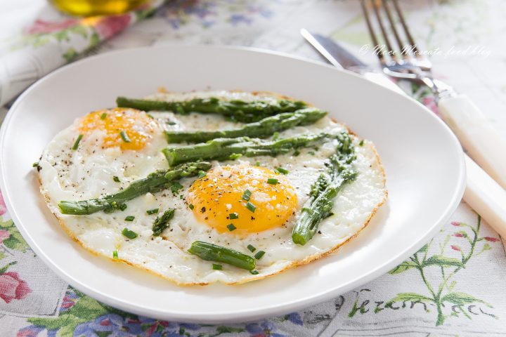 Uova al tegamino con gli asparagi