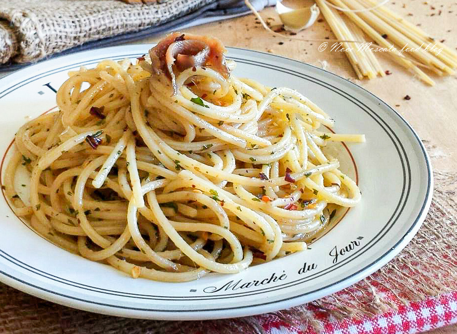 Spaghetti aglio olio e alici alla romana