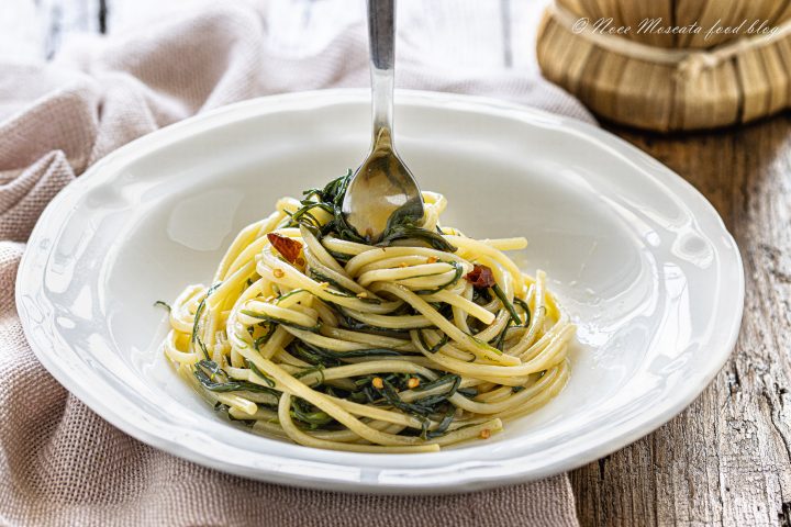 Spaghetti con agretti all'aglio olio e peperoncino